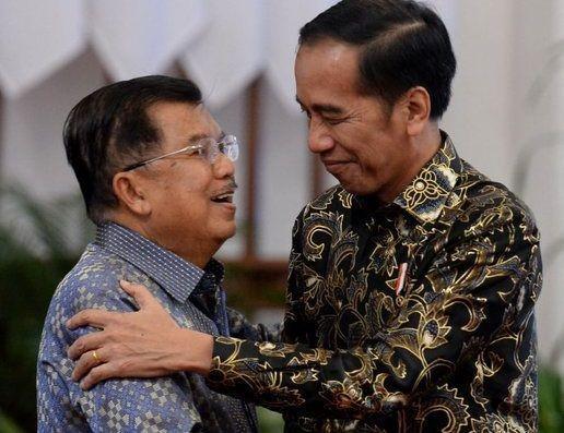 [FOTO] Momen Mengharukan Perpisahan Jokowi dan JK di Istana