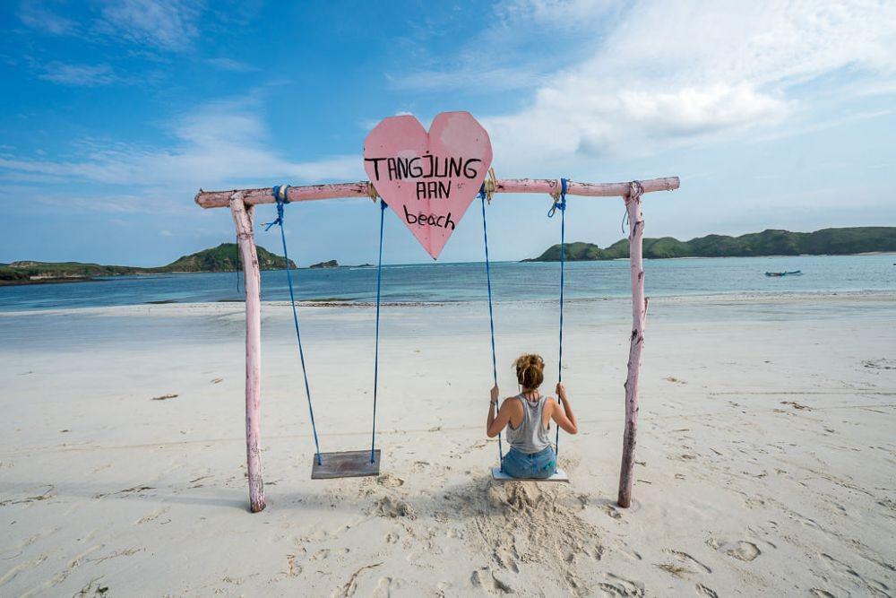 10 Pantai Cantik di Indonesia yang Punya Spot Ayunan Instagramable