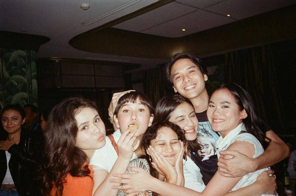 10 Potret Kedekatan Anggota Geng Bebas Versi Muda, Kompak Banget!