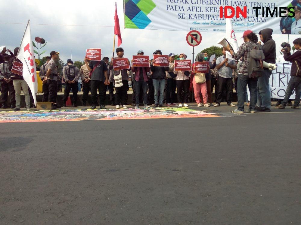 Sampaikan Tuntutan Untuk Jokowi, Demo di Purwokerto Sempat Tegang