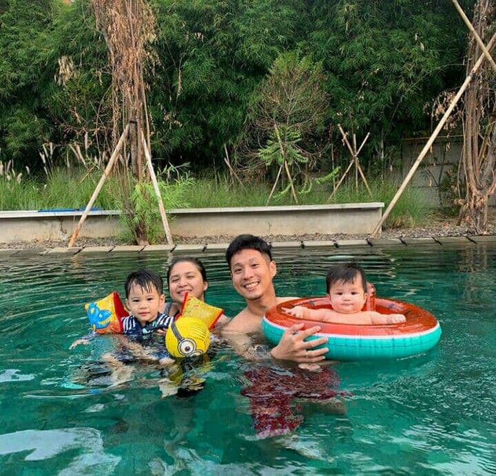 Jadi Bapak 2 Anak, Ini 10 Potret Junior Liem yang Hot Daddy Abis