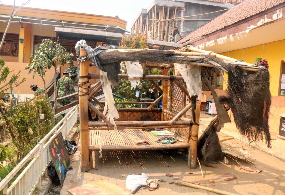 Tampak sebuah bangunan gazebo di sebuah sekolah di Batu hancur. IDN Times/ Alfi Ramadana
