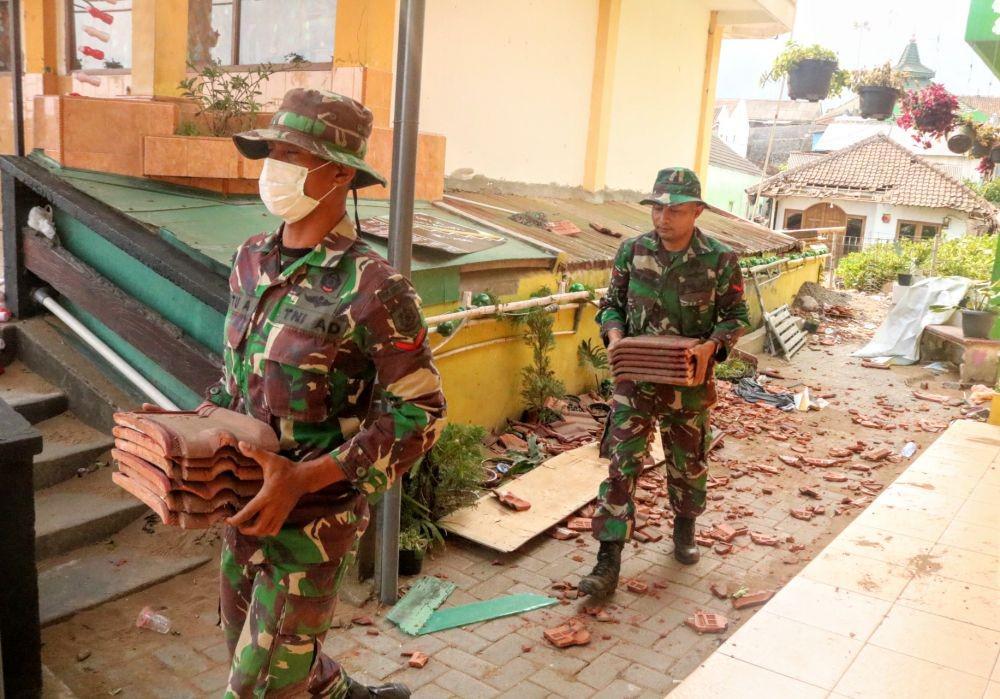 TNI juga ikut membantu proses pembersihan usai angin kencang melanda Kota Batu. IDN Times/ Alfi Ramadana