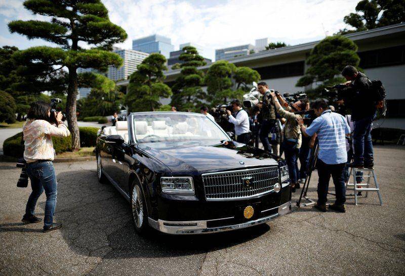 Mobil konvertibel khusus, model custom sedan Century Toyota Motor, yang akan digunakan oleh Kaisar Baru Jepang Naruhito dan Permaisuri Masako berparade setelah upacara penobatan pada 22 Oktober 2019, dipajang untuk media di Istana Kekaisaran di Tokyo, Jepang. Foto diambil pada 21 Oktober 2019. ANTARA FOTO/REUTERS/Issei Kato