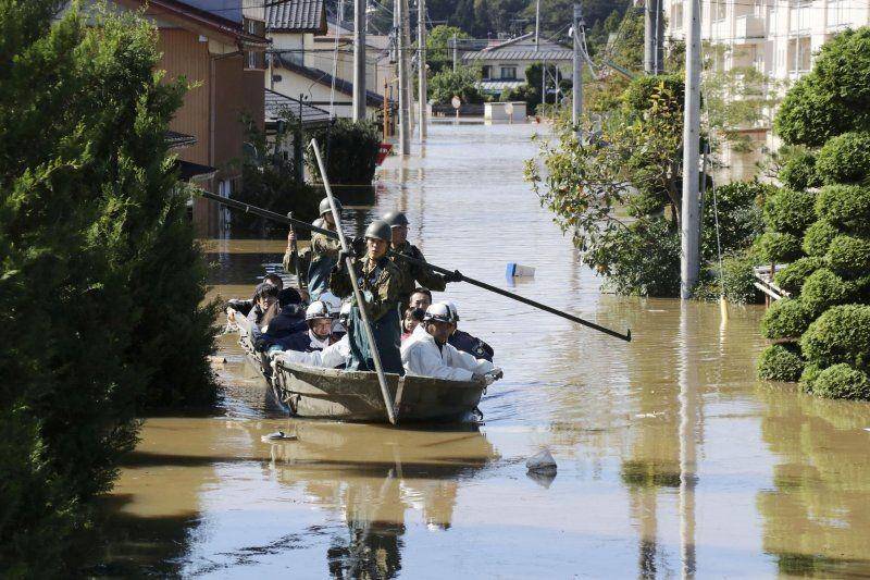Warga lokal diselamatkan Pasukan Bela Diri Jepang dari wilayah terdampak banjir akibat Topan Hagibis di Kakuda, perfektur Miyagi, Jepang, pada 13 Oktober 2019. ANTARA FOTO/Mandatory credit Kyodo/via REUTERS