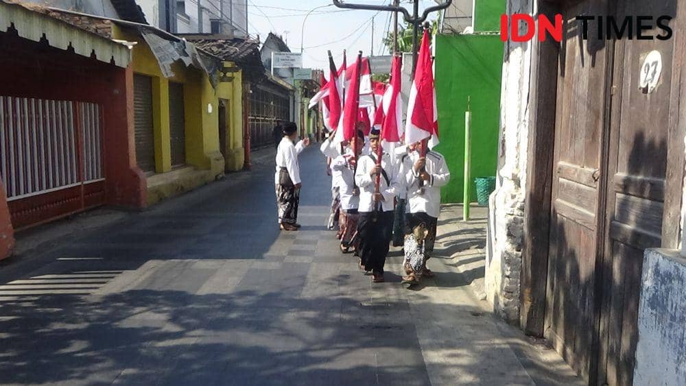 Hari Santri Nasional, Siswa MI di Kudus Kirab 22 Bendera Merah Putih