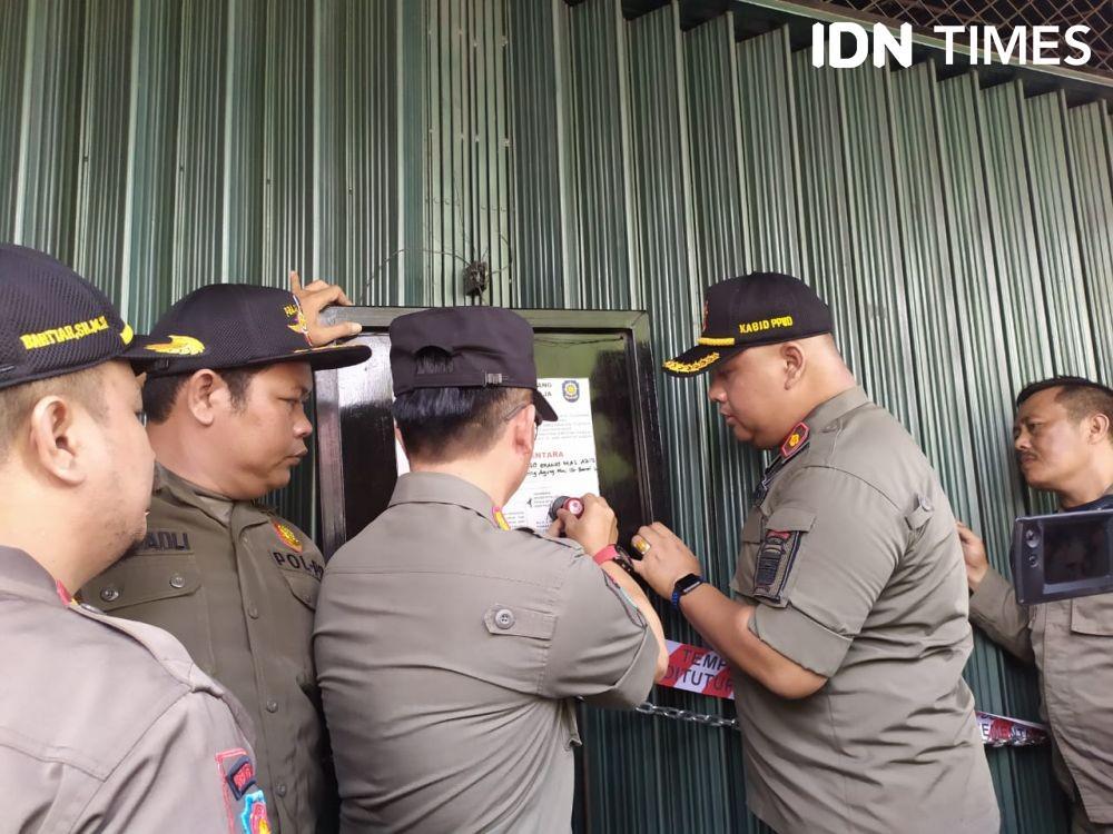 Pemilik Bakso Granat Mas Azis Terdiam saat Disegel Pemkot Palembang