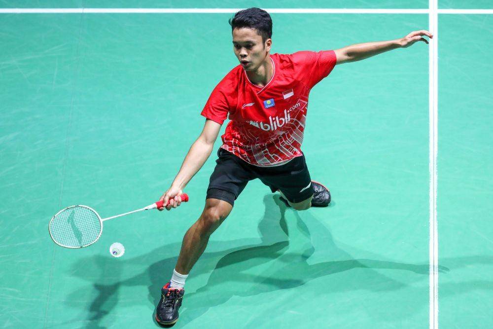 Anthony Ginting melakukan pukulan bulu tangkis. (IDN Times/PBSI)