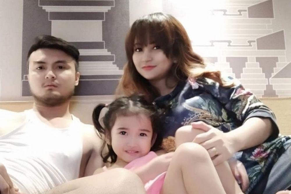 10 Potret Keluarga Gilbert Marciano yang Jarang Disorot, Harmonis Deh!