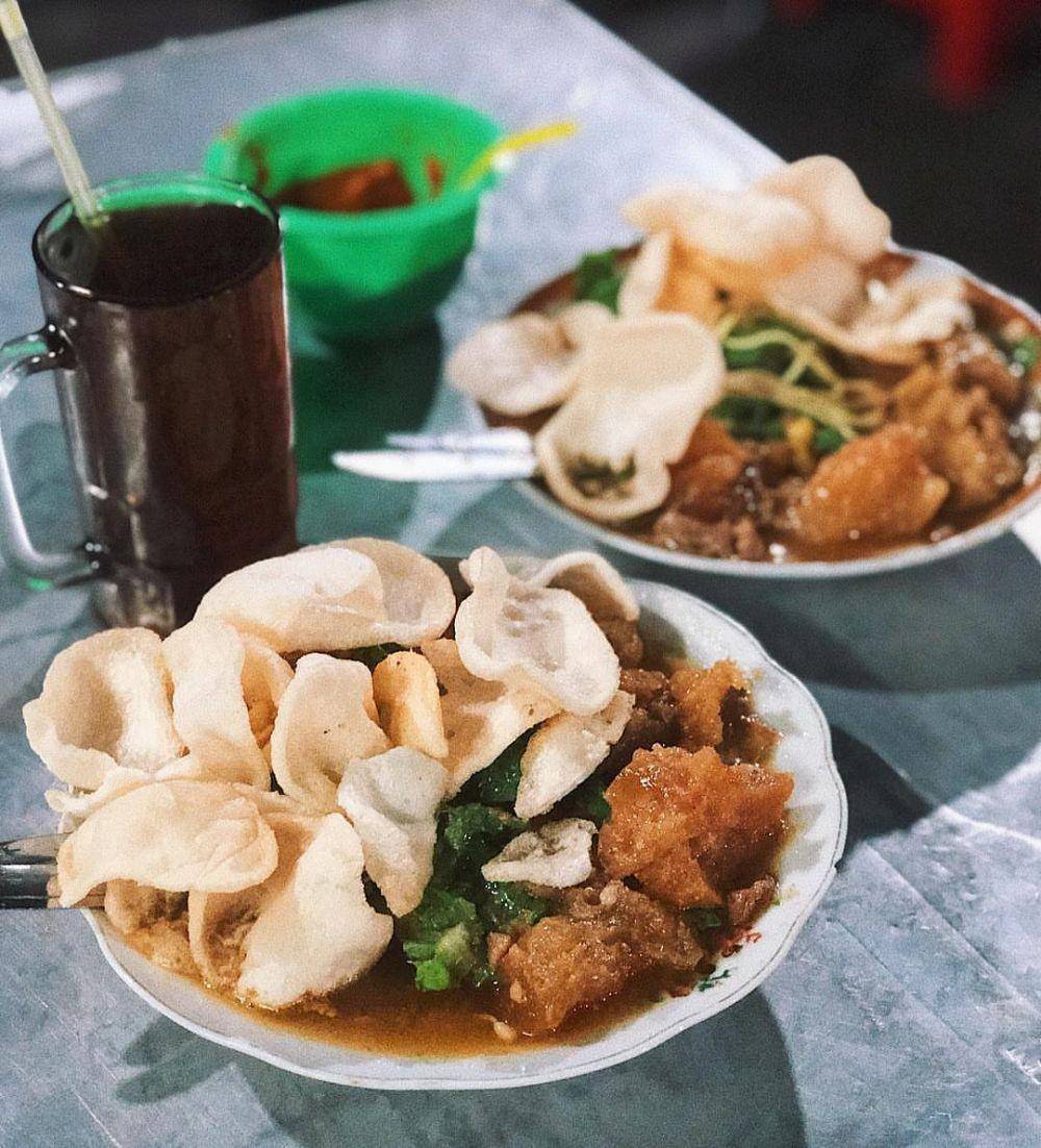 tahu campur (instagram.com/suroboyomaknyus)