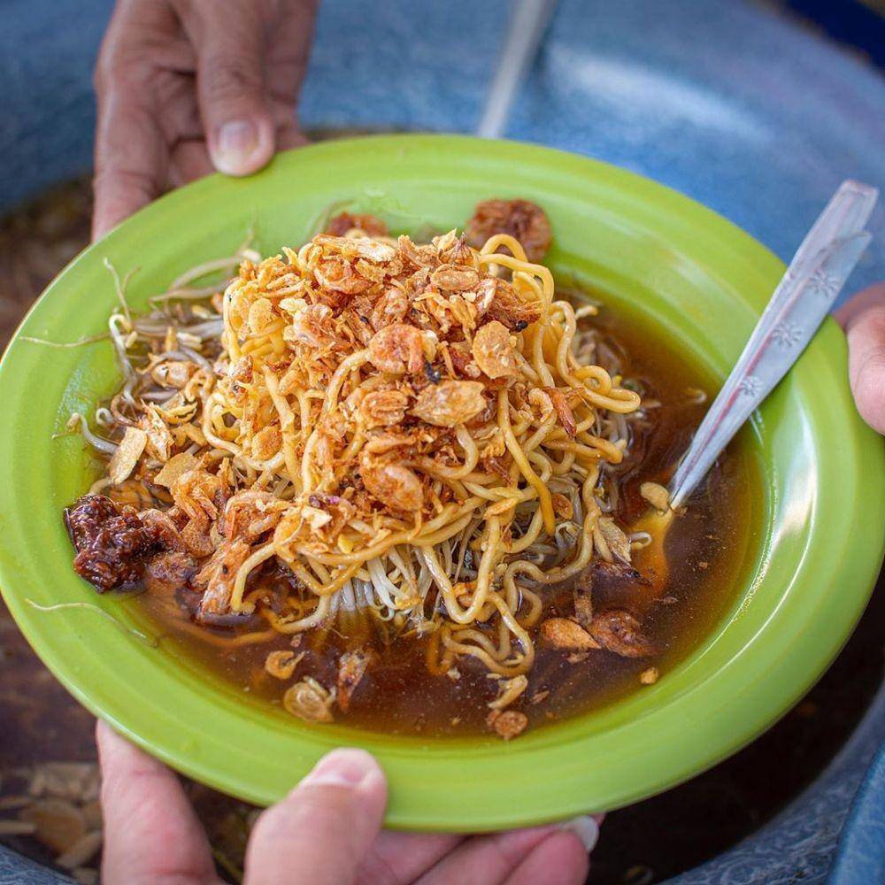 lontong mie (instagram.com/gitoeste)