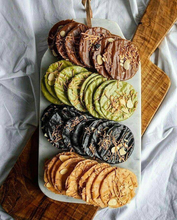 almond crispy (instagram.com/jastipsnowcake_happy)