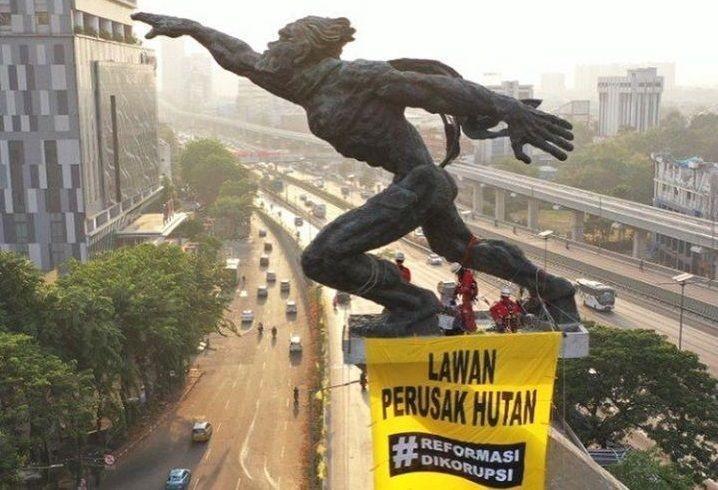 Lima Relawan Greenpeace yang Panjat Tugu Pancoran Dipulangkan