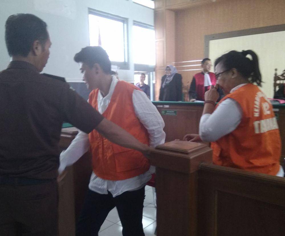 Dua terdakwa kasus penyalahgunaan sabu seberat 4 kilogram meninggalkan ruang sidang, Rabu (23/10). IDN Times/Nofika Dian Nugroho