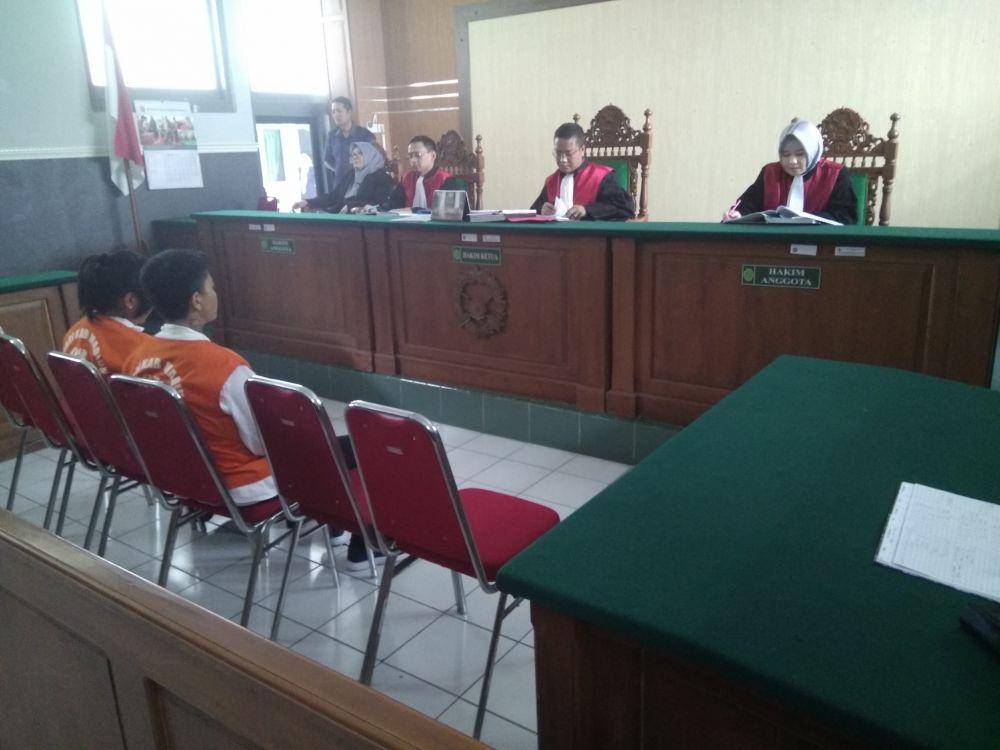 Dua terdakwa penyalahgunaan narkotika jenis sabu dengan berat 4 kilogram sedang mengikuti sidang dengan agenda putusan hakim di PN Kabupaten Madiun, Rabu (23/10). IDN Times/Nofika Dian Nugroho
