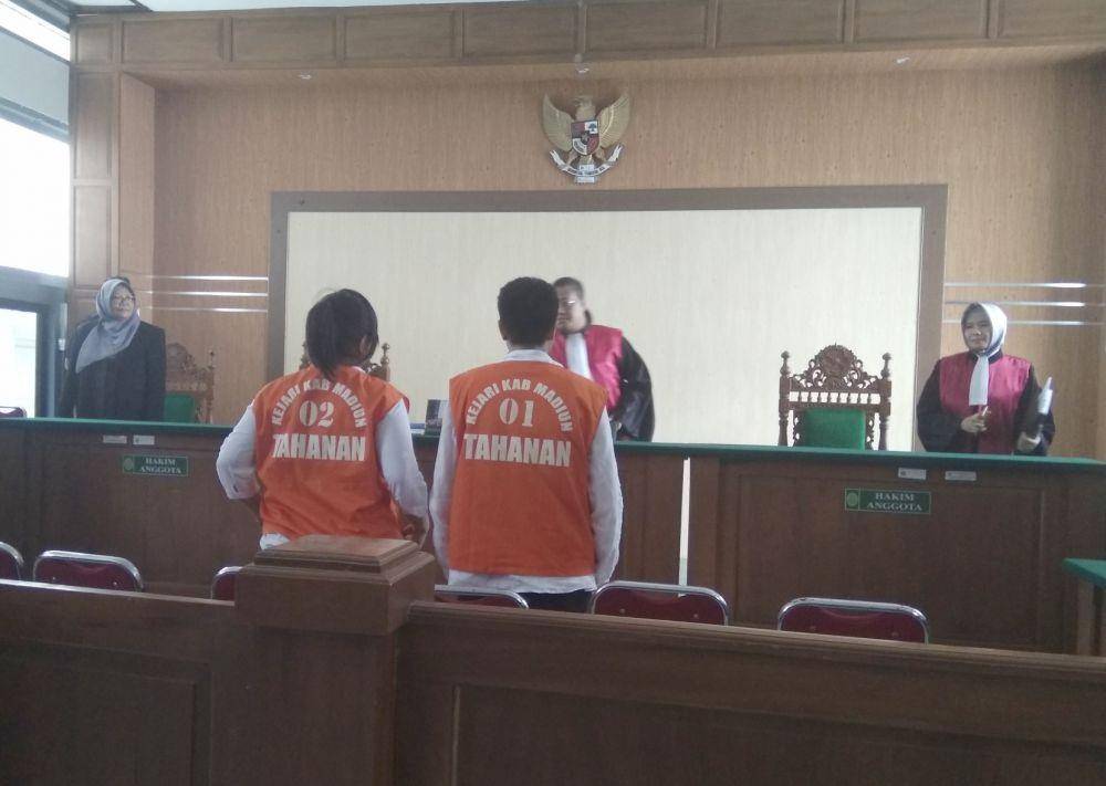 Dua perempuan terdakwa penyalahgunaan sabu seberat 4 kilogram saat menjalani sidang dengan agenda putusan hakim di PN Kabupaten Madiun, Rabu (23/10). IDN Times/Nofika Dian Nugroho