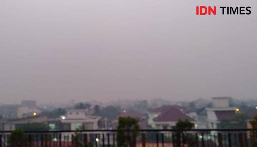 Abu Hasil Karhutla Kotori Rumah Warga, Udara di Palembang Berbahaya