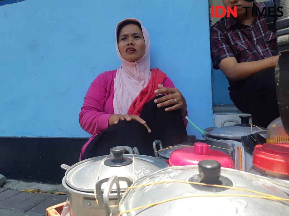 Siti, tukang bubur langganan Halim Iskandar saat ditemui IDN Times di sekitar rumah Halim, Rabu (23/10). IDN Times/Ardiansyah Fajar.