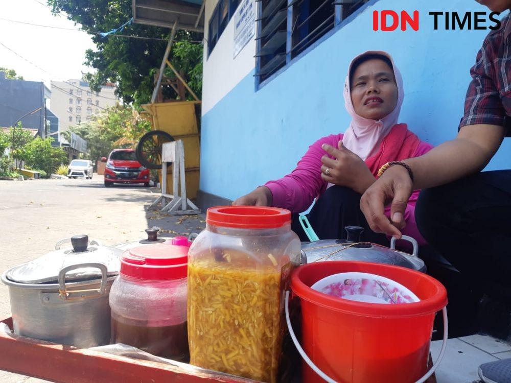 Siti, tukang bubur langganan Halim Iskandar saat ditemui IDN Times di sekitar rumah Halim, Rabu (23/10). IDN Times/Ardiansyah Fajar.