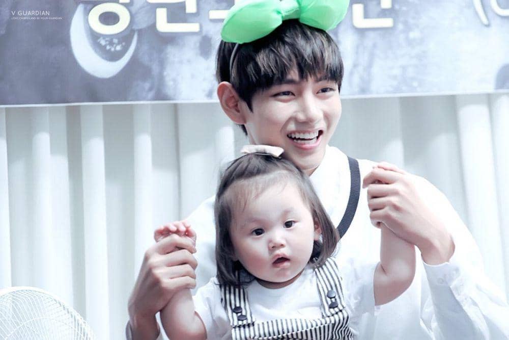 Kebapakan, 12 Potret Artis Cowok Korea Saat Momong Anak Kecil