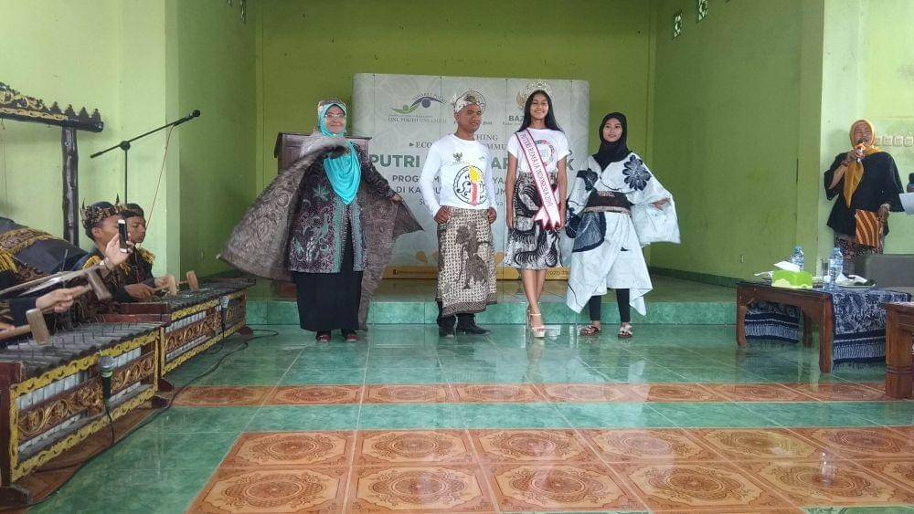 Pemuda Desa Sumurgung memamerkan batik khas Tuban. IDN Times/Imron