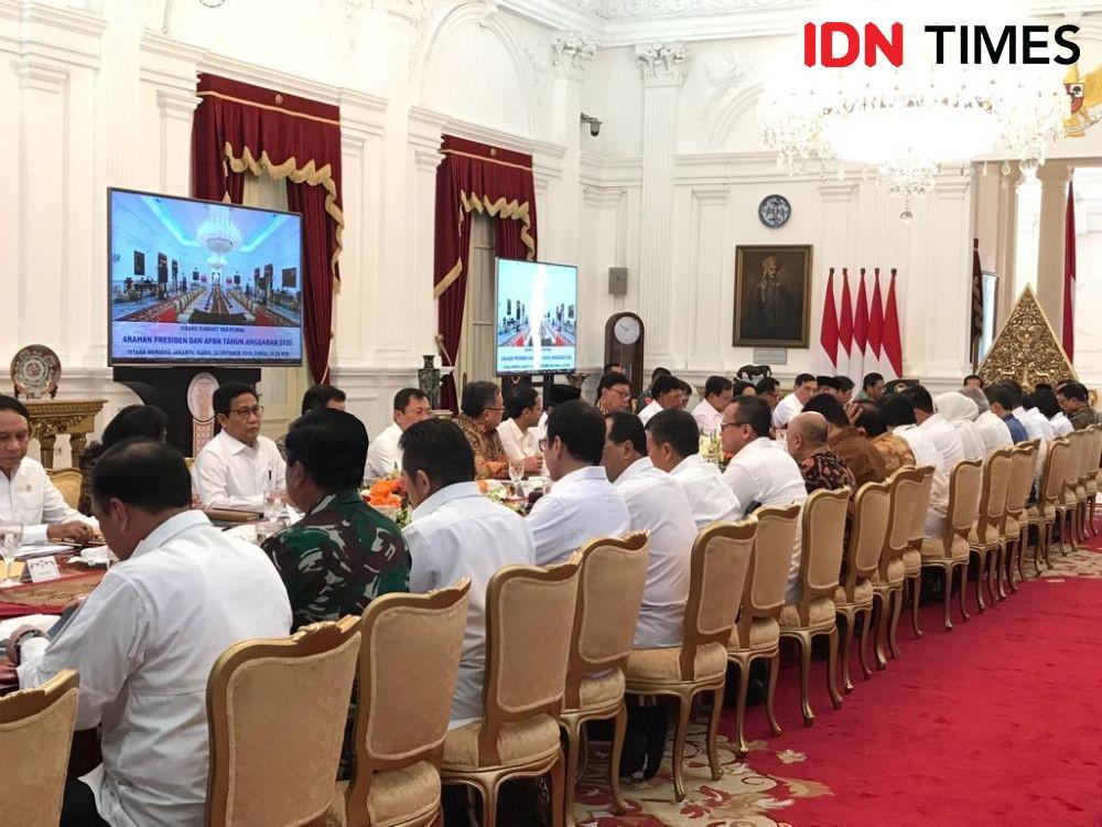 Sidang Kabinet Perdana, Ma'ruf Kembali Pakai Sarung dan Sorban