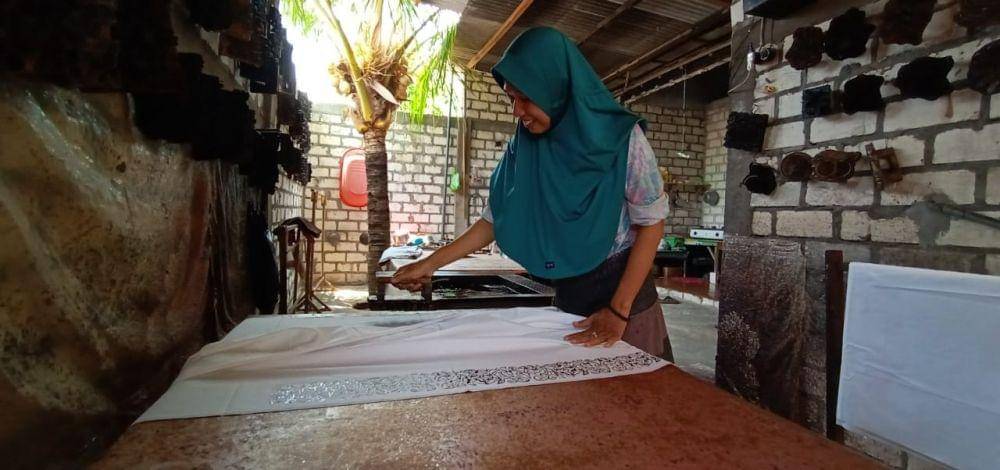 Seorang warga Desa Sumurgung Kabupaten Tuban tengah membatik kain. IDN Times/Imron