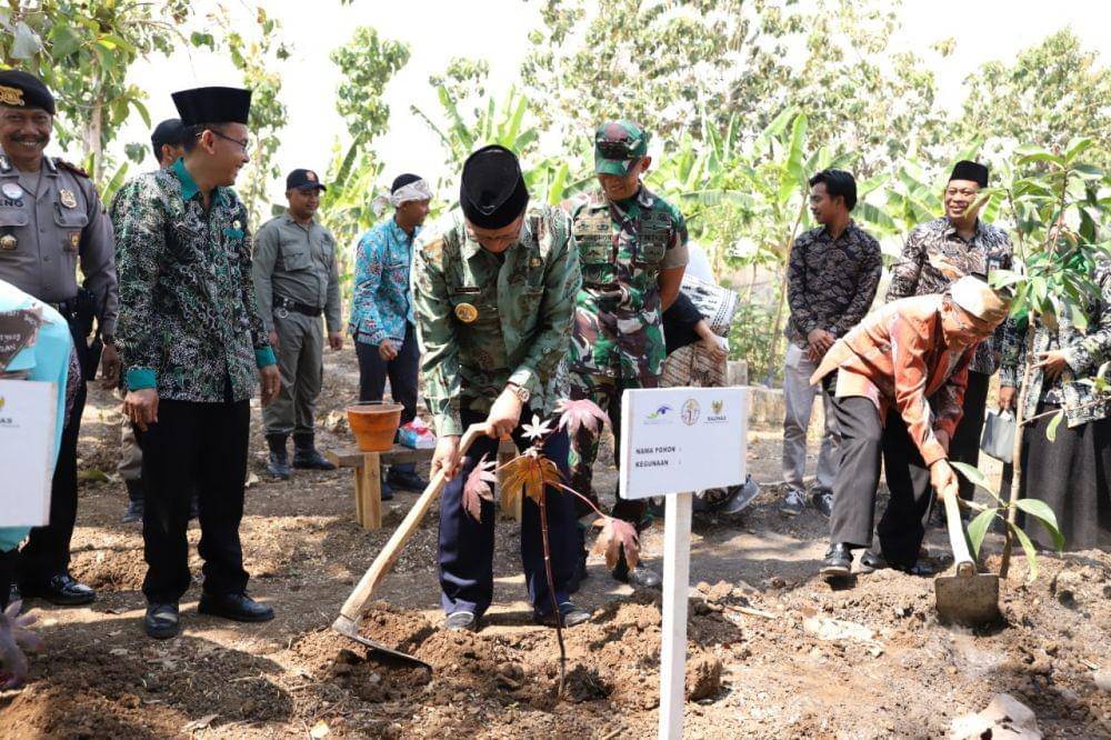 Bupati Tuban Fathul Huda, menanam pohon bahan baku pewarna batik alami di Desa Sumurgung, Kabupaten Tuban (24/10). IDN Times/Imron