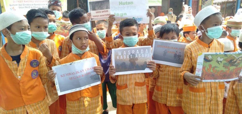 Asap di Palembang Kian Pekat, Puluhan Siswa TK & SD Gelar Unjuk Rasa