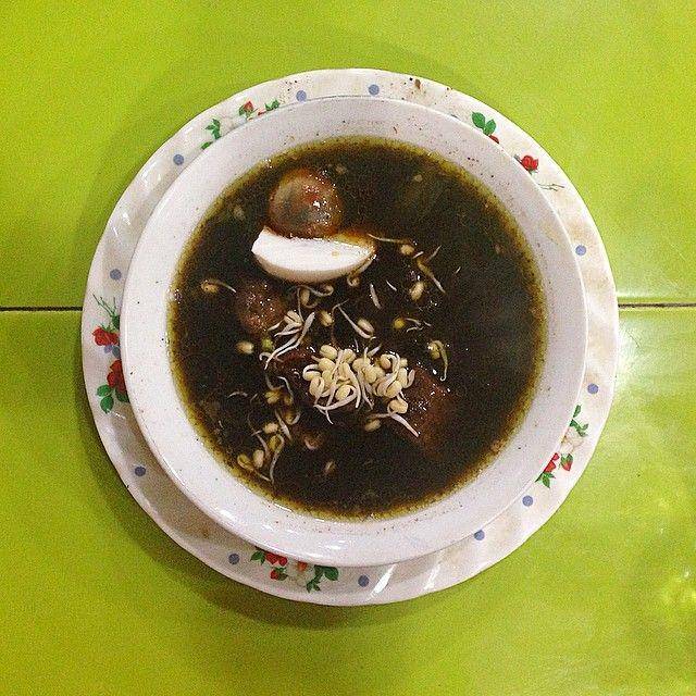 rawon setan (instagram.com/indraherlambang)