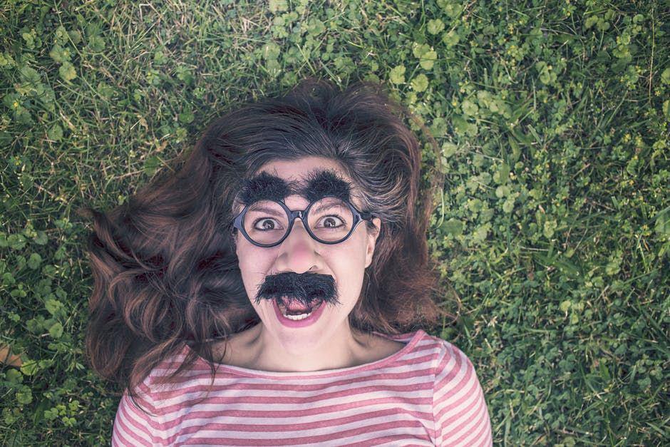7 Tanda Menunjukkan Kamu Tipe "Fake Person", Sadar?