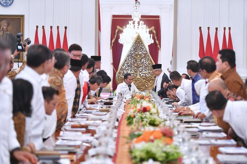 [FOTO] Tawa Jokowi-Ma'ruf di Sidang Perdana Kabinet Indonesia Maju