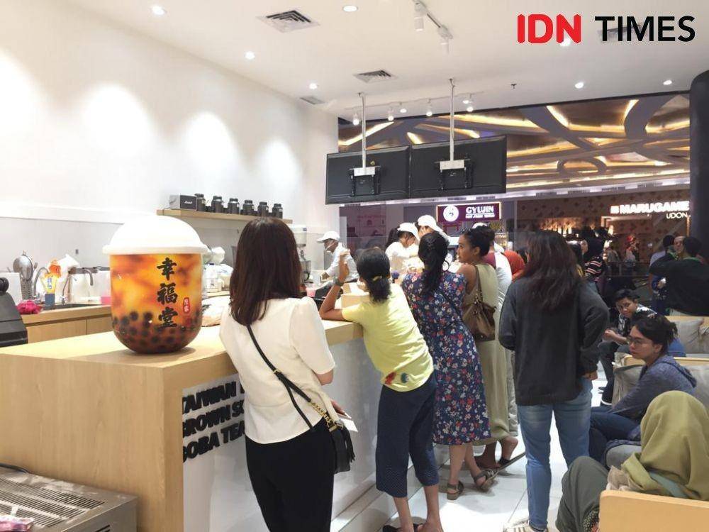 Antrean pembeli di Xing Fu Tang Lippo Mall Kemang. IDN Times/Dewi Suci