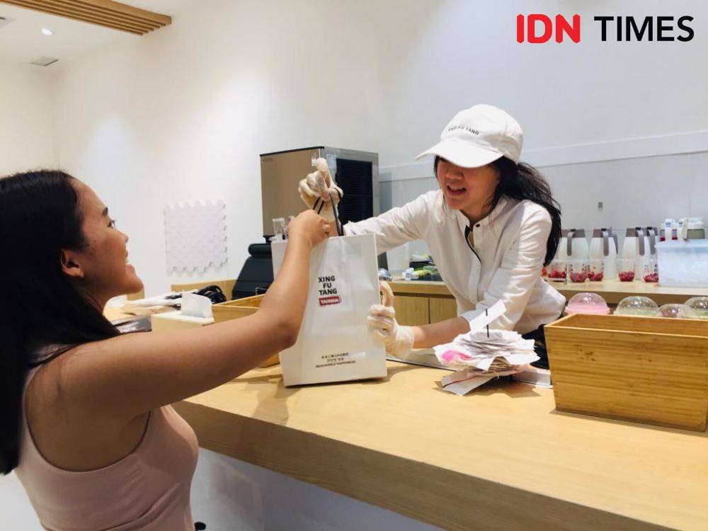 Suasana proses pembuatan minuman di kedai Xing Fu Tang. IDN Times/Dewi Suci