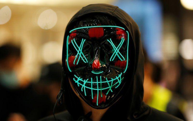 Seorang pengunjuk rasa anti-pemerintah memakai topeng saat demonstrasi di pusat perbelanjaan New Town Plaza di Hong Kong, pada 12 Oktober 2019. ANTARA FOTO/REUTERS/Ammaw Awad