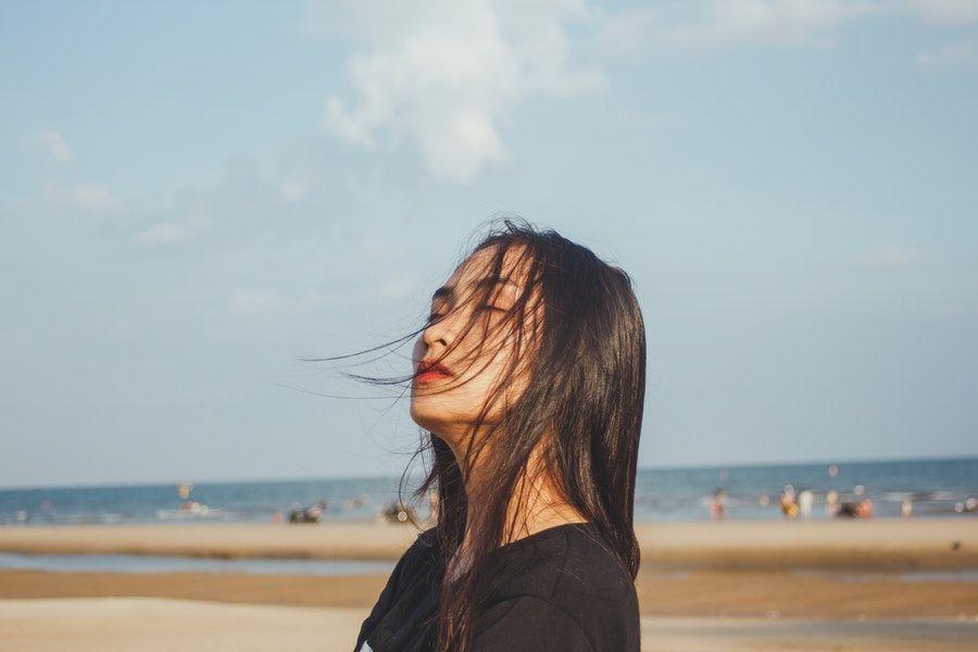 Rekomendasi Sunscreen Terbaik untuk Tamasya ke Pantai, Gak Akan Gosong