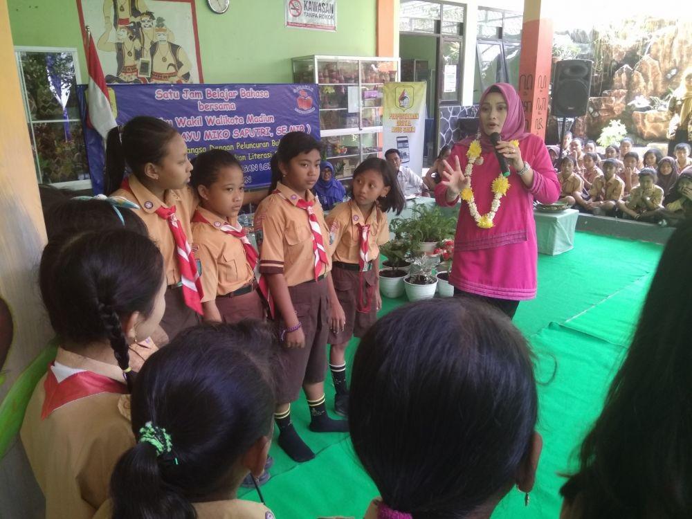Wakil Wali Kota Madiun Inda Raya Miko Saputri meminta siswa SDN Nambangan Lor 1 untuk menyanyikan tembang Jawa, Jumat (25/10). IDN Times/Nofika Dian Nugroho