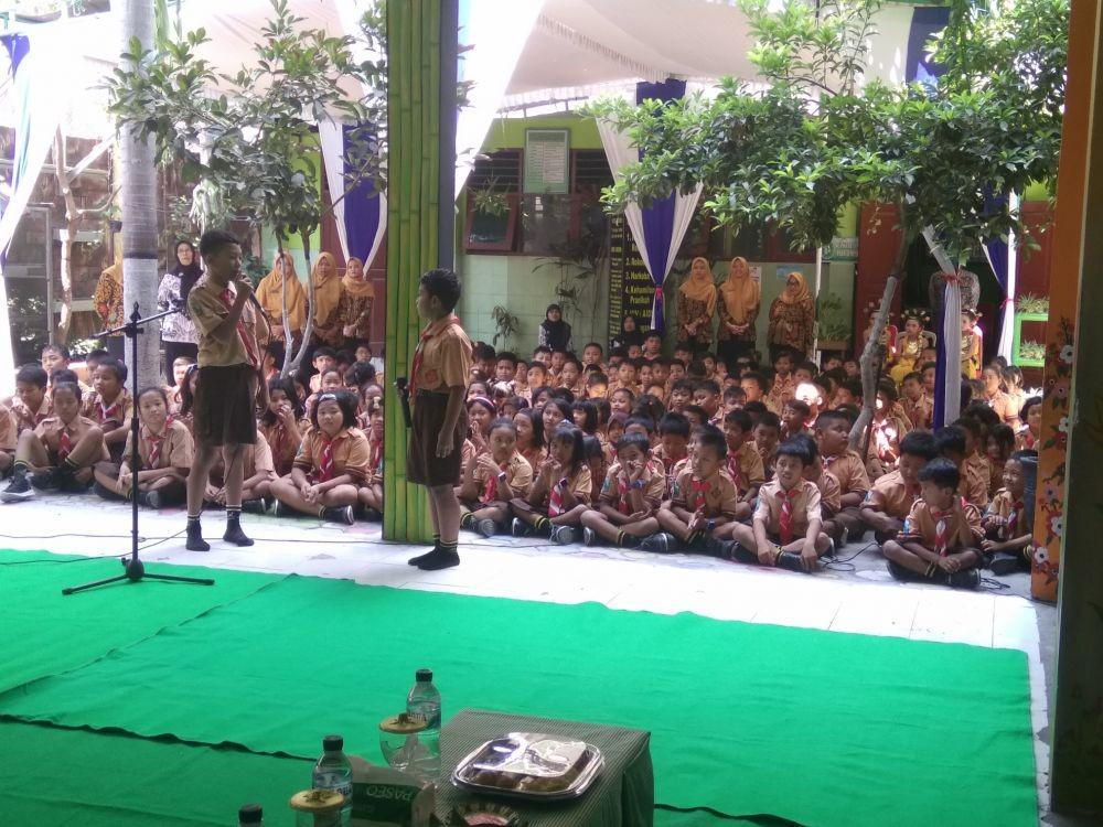 (Dua siswa SDN Nambangan Lor 1 sedang membawakan pantun dalam bahasa Jawa untuk menyambut Wakil Wali Kota Madiun) IDN Times/Nofika Dian Nugroho