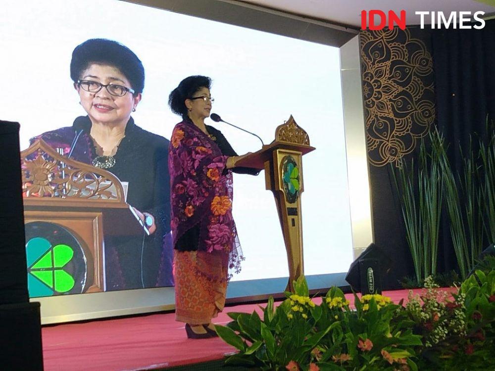 Cerita Lucu Nila Moeloek yang Dikunci Suami Agar Tak Terus Kerja