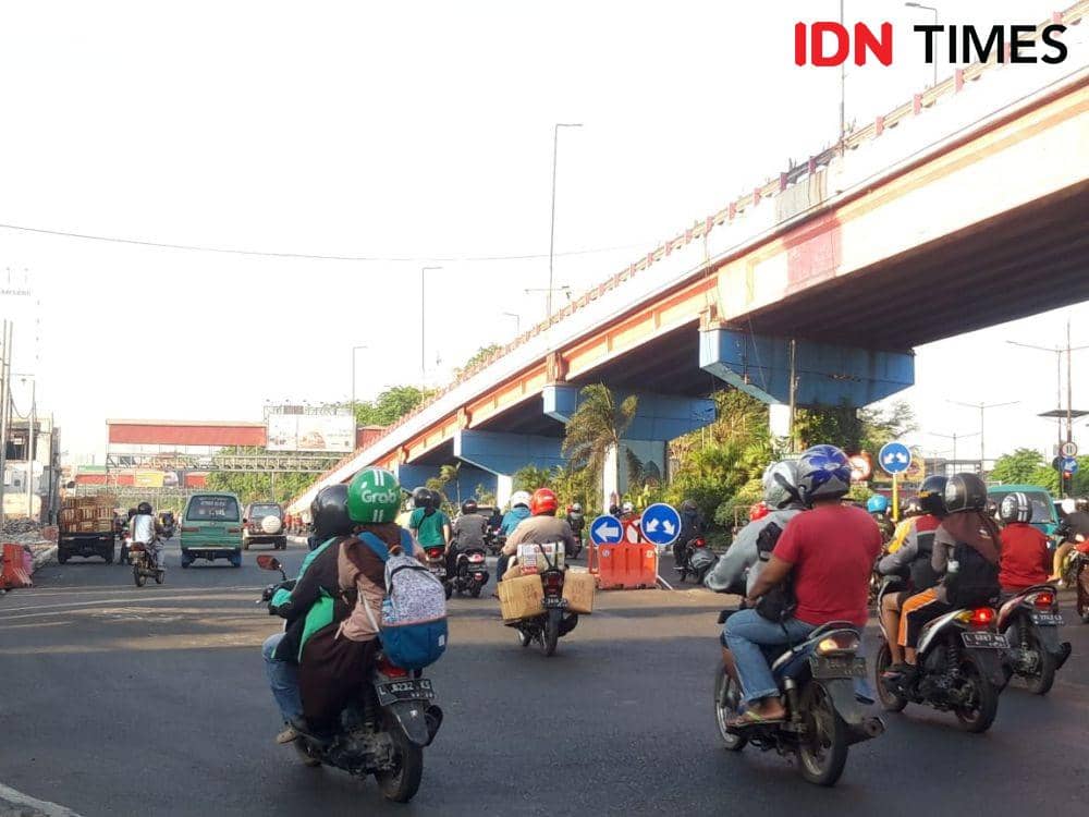 Kendaraan bermotor mulai dapat melewati FR Wonokromo, Jumat (25/10). IDN Times/Fitria Madia