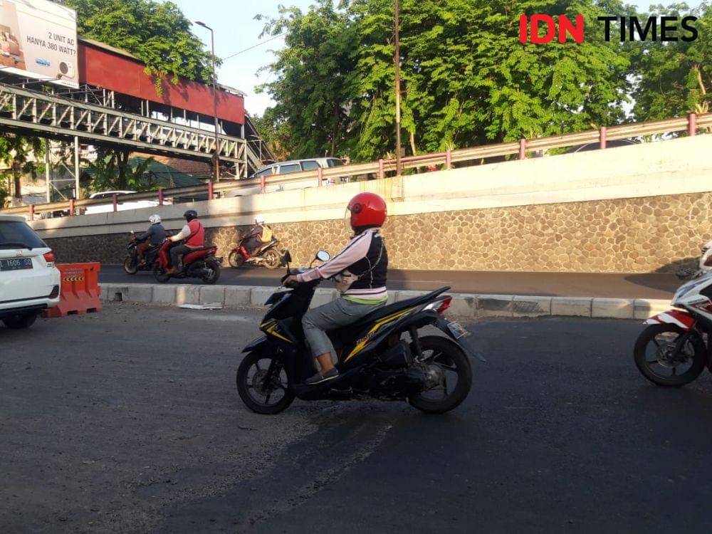 Kendaraan bermotor mulai dapat melewati FR Wonokromo, Jumat (25/10). IDN Times/Fitria Madia