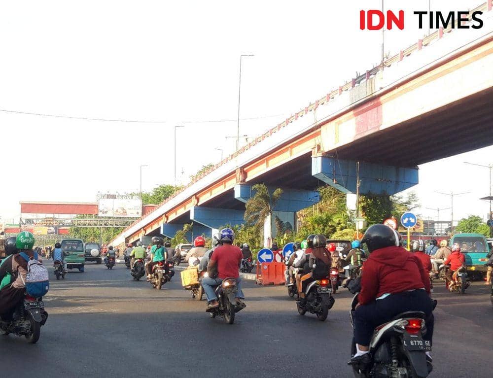 Kendaraan bermotor mulai dapat melewati FR Wonokromo, Jumat (25/10). IDN Times/Fitria Madia