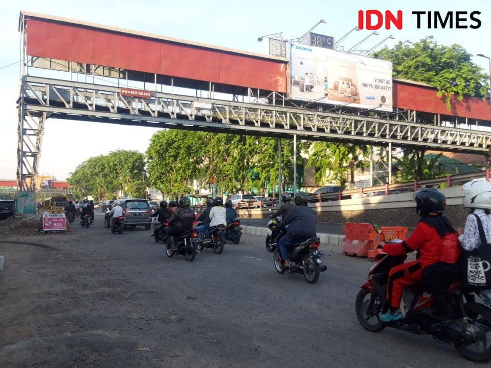 Kendaraan bermotor mulai dapat melewati FR Wonokromo, Jumat (25/10). IDN Times/Fitria Madia