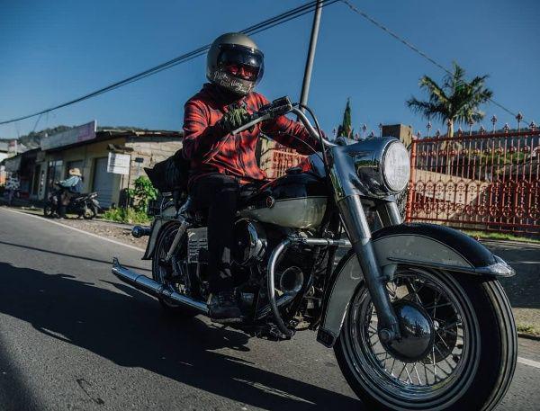 9 Foto Imam Darto Pakai Motor yang Bikin Kamu Ingin Keliling Indonesia