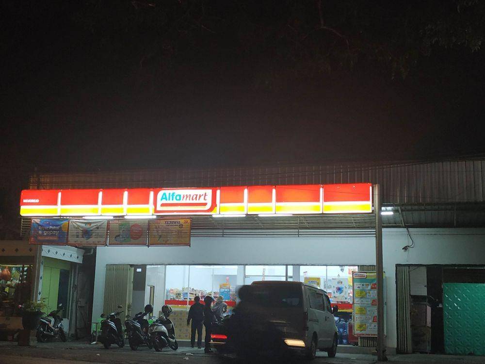 Salah satu ritel Alfamart di kawasan Junrejo kota Batu. Selama periode ulang tahun, konsumen yang beruntung bisa dapat hadiah puluhan juta. IDN Times/ Alfi Ramadana