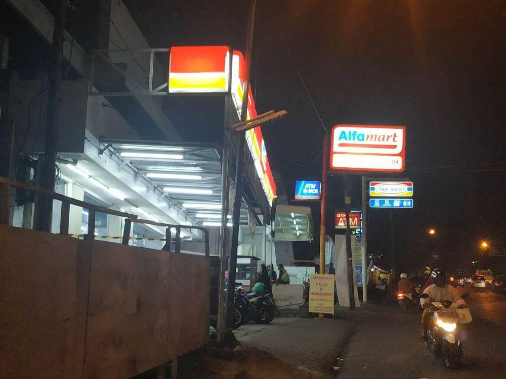 Retail modern Alfamart di kawasan kota Batu. Selama periode ulang tahun retail modern Alfamart menyiapkan hadiah bagi para costumer. IDN Times/ Alfi Ramadana