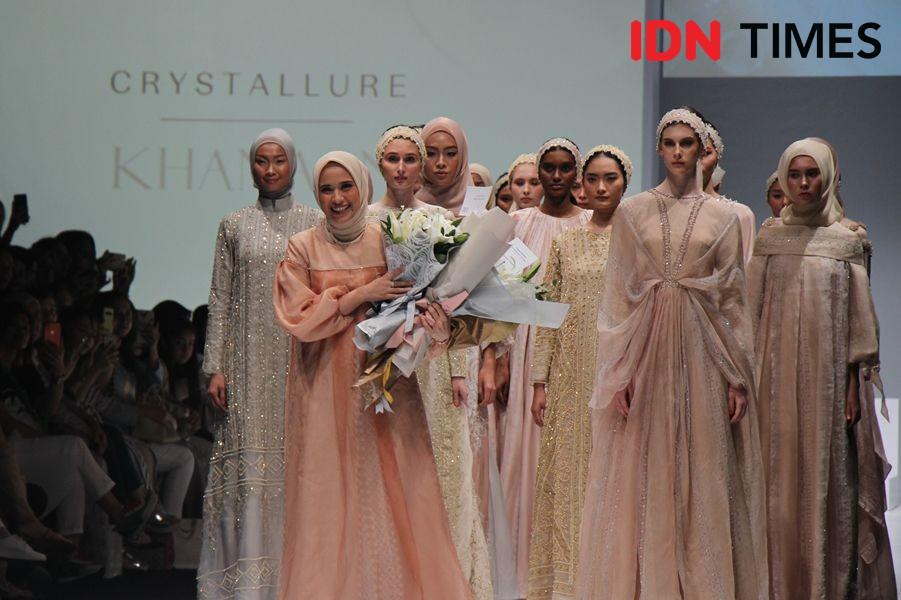 10 Koleksi Busana SEDASA Karya Khanaan Shamlan di Panggung JFW 2020