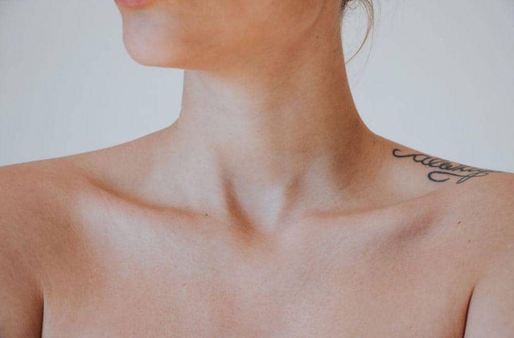 5 Penyebab Munculnya Jerawat di Bagian Dada, Bisa Karena Makeup Lho!