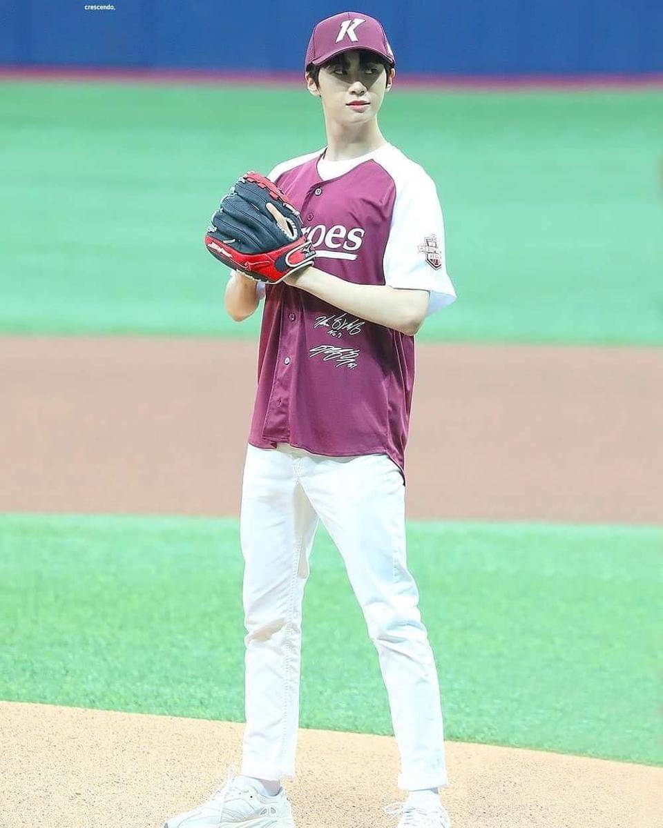 Instagram.com/official.jinhyuk