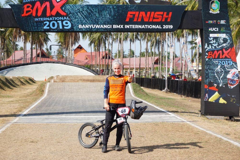 Carol menyentuh garis finis di Sirkuit Muncar Banyuwangi, Minggu (27/10). IDN Times/Mohamad Ulil Albab